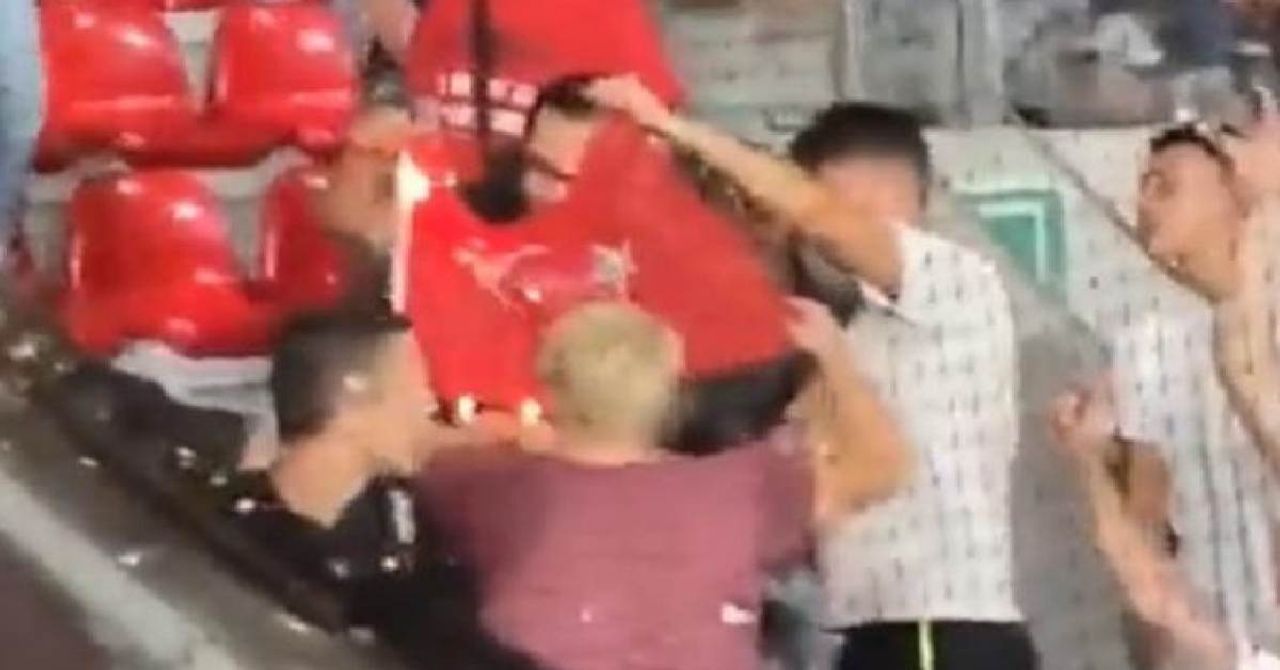 Belçikalı taraftar Türk bayrağı yaktı Belçikalı taraftar Türk bayrağı yaktı