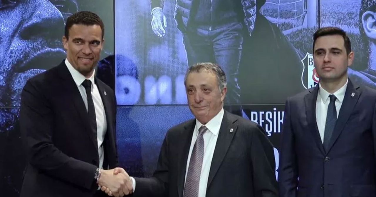 Beşiktaş hocayla resmen anlaşmaya vardı. Beşiktaş hocayla resmen anlaşmaya vardı.