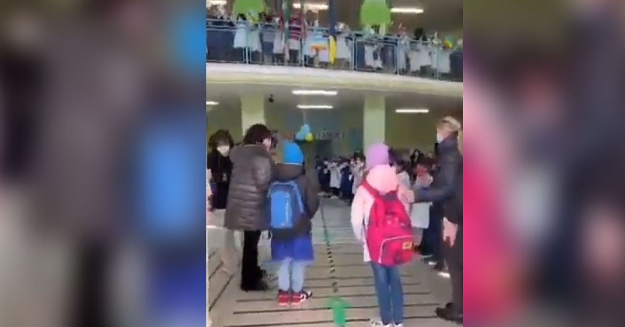 Beyaz tenli ve Müslüman değilse alkışlarla!