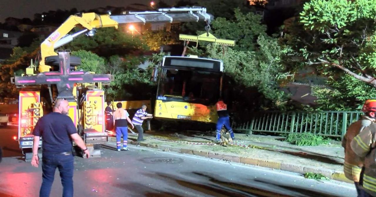 Beykoz İETT Otobüsü Bahçeye Düştü Beykoz İETT Otobüsü Bahçeye Düştü