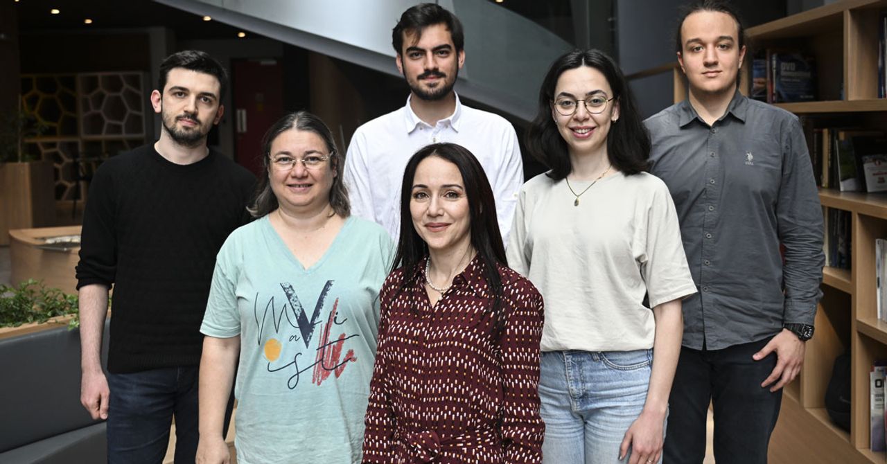 Bilim dünyasında ‘‘Nobel öncesi ödül’’ olarak kabul gören Avrupa Araştırma Konseyi (ERC) Advanced Grant desteğini kazanan ODTÜ Öğretim Üyesi Prof. Dr. Elif Uysal, telekomünikasyon alanı üzerine araştırmalar yürütüyor. Uysal, destek aldığı projesi ise uzay çalışmaları sonucu uzayda artan veri trafiğini taşıyabilecek gezegenler arası haberleşme ağı altyapısını kurmayı hedeflediğini açıkladı. Bilim dünyasında ‘‘Nobel öncesi ödül’’ olarak kabul gören Avrupa Araştırma Konseyi (ERC) Advanced Grant desteğini kazanan ODTÜ Öğretim Üyesi Prof. Dr. Elif Uysal, telekomünikasyon alanı üzerine araştırmalar yürütüyor. Uysal, destek aldığı projesi ise uzay çalışmaları sonucu uzayda artan veri trafiğini taşıyabilecek gezegenler arası haberleşme ağı altyapısını kurmayı hedeflediğini açıkladı.
