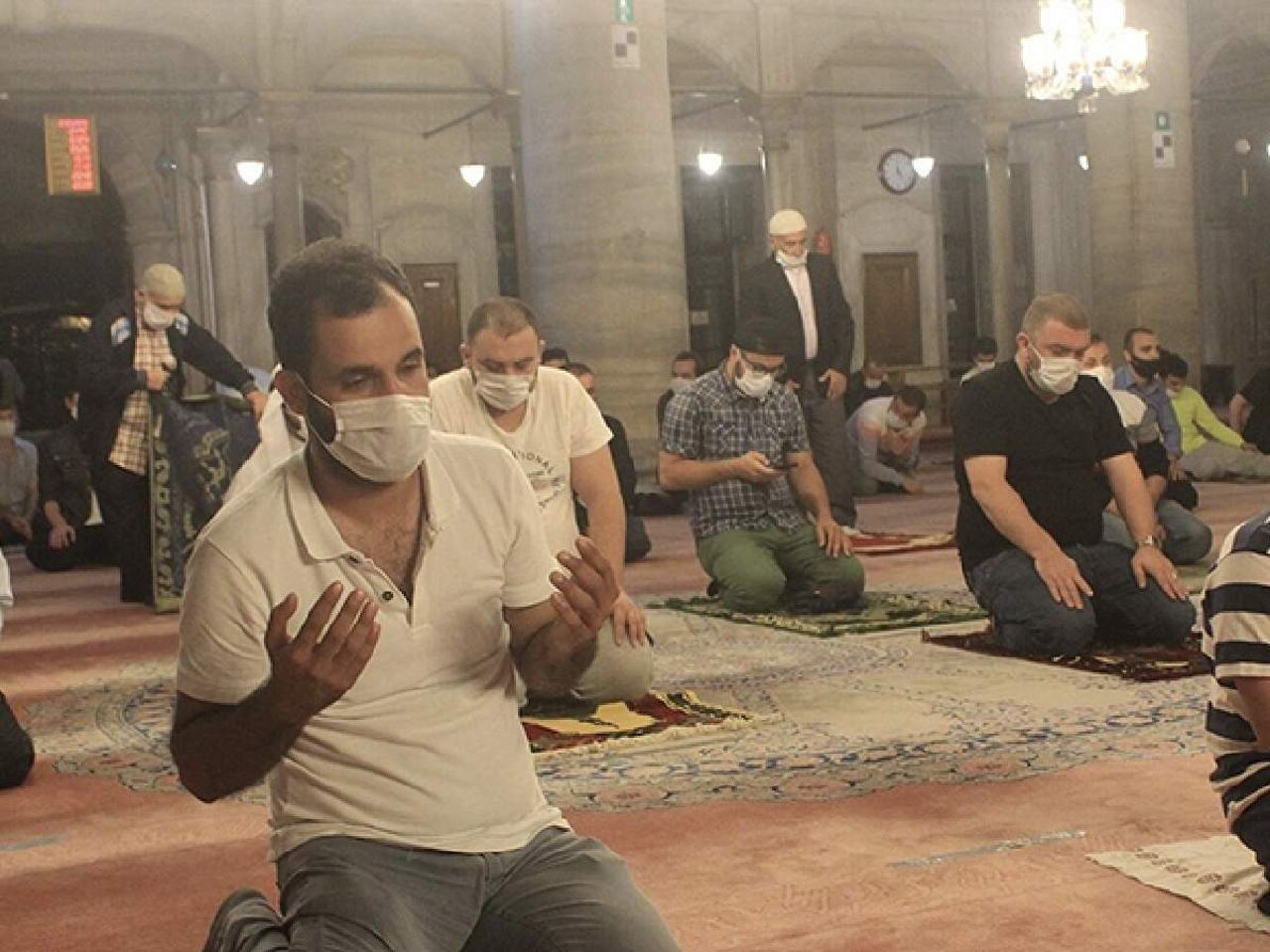Bu sene teravih namazı camilerde kılınacak mı? Bu sene teravih namazı camilerde kılınacak mı?
