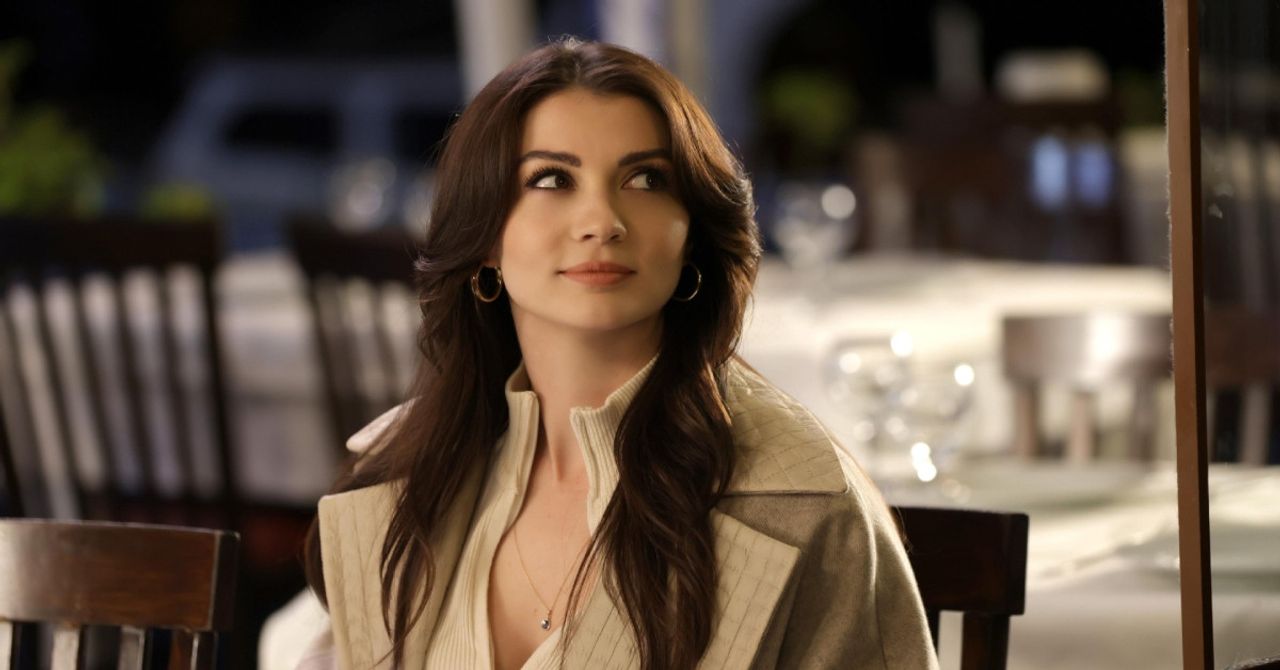 Burcu Özberk davette yürek hoplattı: Bakan gözlerini bir daha alamadı Burcu Özberk davette yürek hoplattı: Bakan gözlerini bir daha alamadı