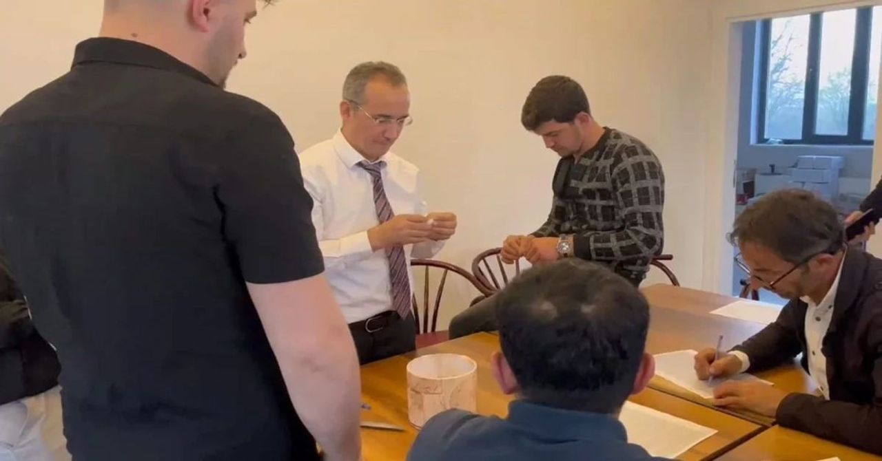 Bursa 2 aday eşit oy aldı. Kazanan muhtar kura ile belirlendi Bursa 2 aday eşit oy aldı. Kazanan muhtar kura ile belirlendi