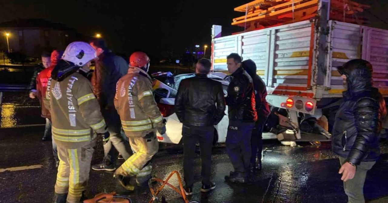 Büyükçekmece’de otomobil tırın altına girdi: 1 ölü ve 2 yaralı var Büyükçekmece’de otomobil tırın altına girdi: 1 ölü ve 2 yaralı var