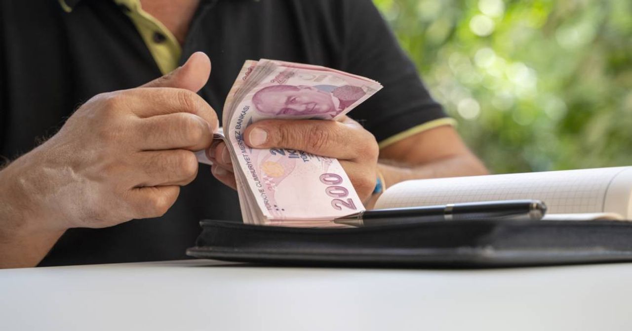 Çalışan Emeklilere 5 Bin TL İkramiye Çalışan Emeklilere 5 Bin TL İkramiye