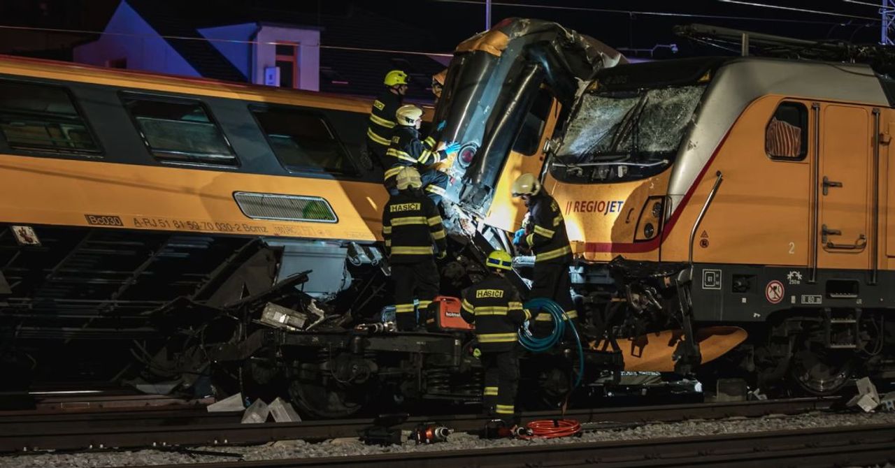 Çekya’da iki tren kafa kafaya çarpıştı: Çok sayıda ölü ve yaralı var Çekya’da iki tren kafa kafaya çarpıştı: Çok sayıda ölü ve yaralı var
