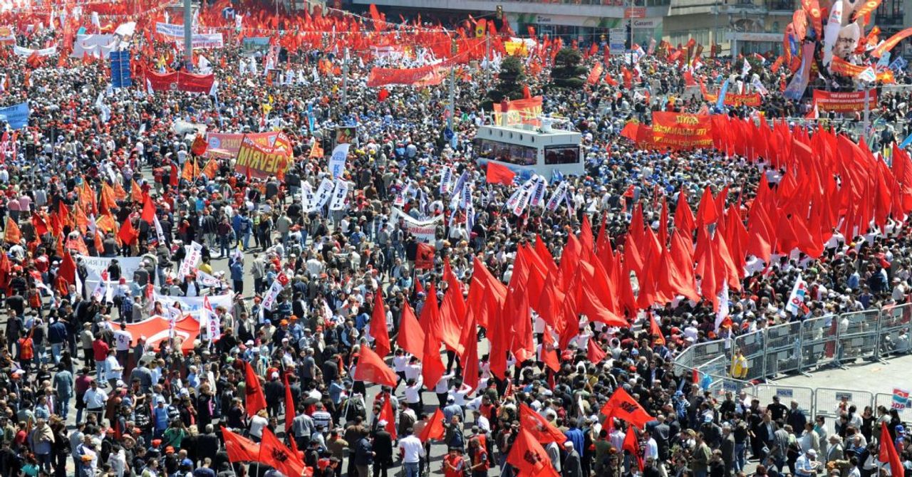 CHP lider Özel’in 1 Mayıs programı belli oldu: İşçilerle Saraçhane’den Taksim’e yürüyecek CHP lider Özel’in 1 Mayıs programı belli oldu: İşçilerle Saraçhane’den Taksim’e yürüyecek
