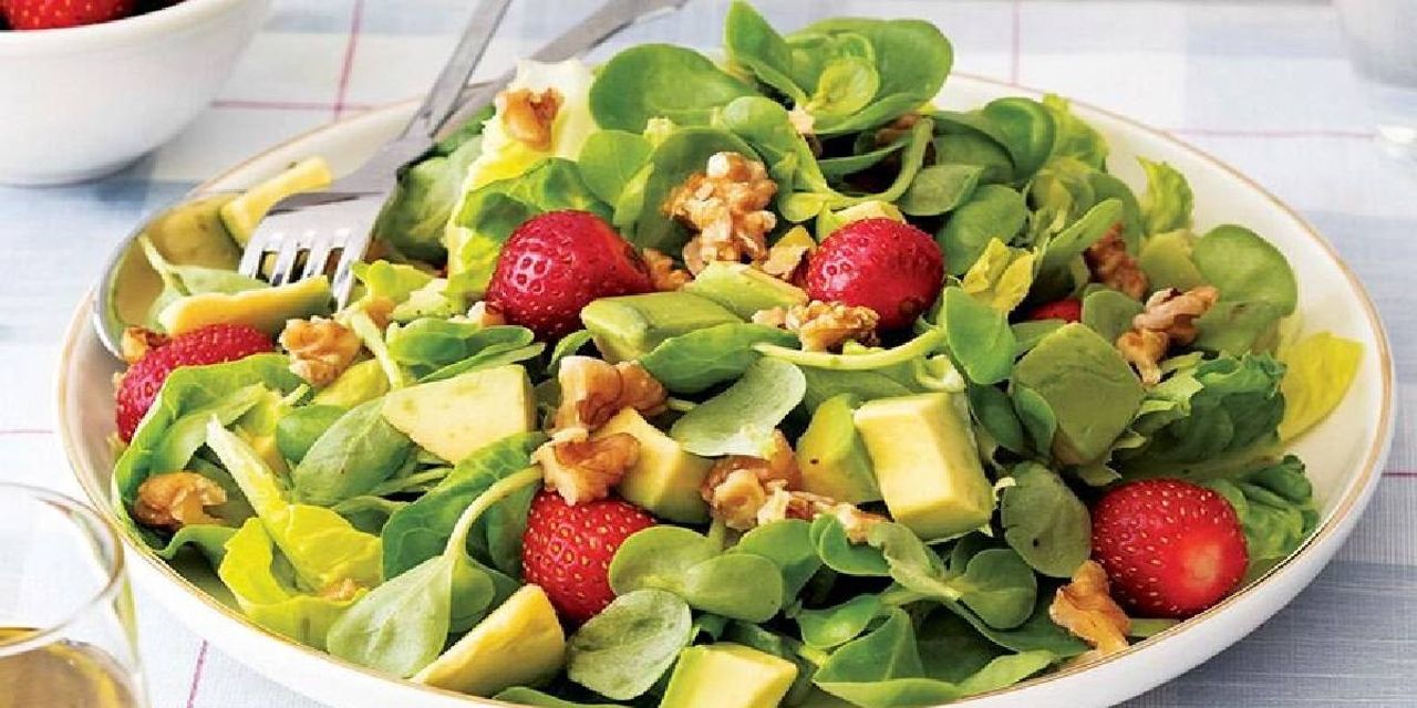 Çilek Salatası