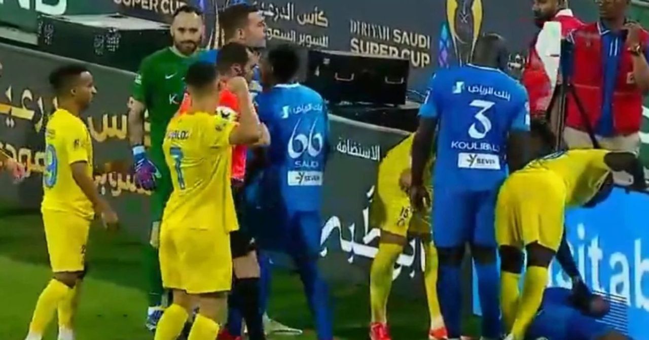 Cristiano Ronaldo’yu görenler tanıyamadı: Hakeme yumruk kaldırdı, rakibe dirsek attı Cristiano Ronaldo’yu görenler tanıyamadı: Hakeme yumruk kaldırdı, rakibe dirsek attı