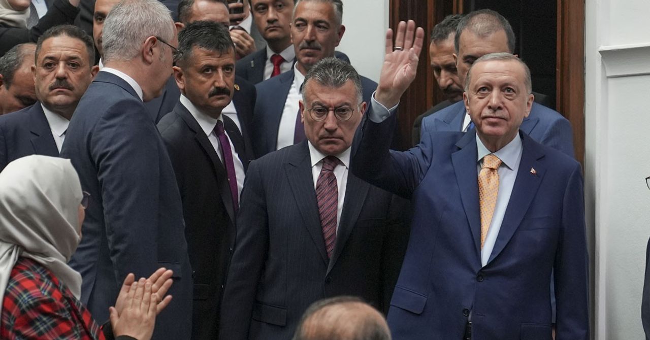 Cumhurbaşkanı Erdoğan, AK Parti grup toplantısına katılarak, gündeme ilişkin açıklamalarda bulundu. Seçim sonrası sandıktan çıkan sonuç hakkında görüşlerini bildiren Erdoğan, Filistin meselesine Türkiye’nin yaklaşımına yönelik eleştirilere çok sert yanıt verdi. İşte detaylar… Cumhurbaşkanı Erdoğan, AK Parti grup toplantısına katılarak, gündeme ilişkin açıklamalarda bulundu. Seçim sonrası sandıktan çıkan sonuç hakkında görüşlerini bildiren Erdoğan, Filistin meselesine Türkiye’nin yaklaşımına yönelik eleştirilere çok sert yanıt verdi. İşte detaylar…