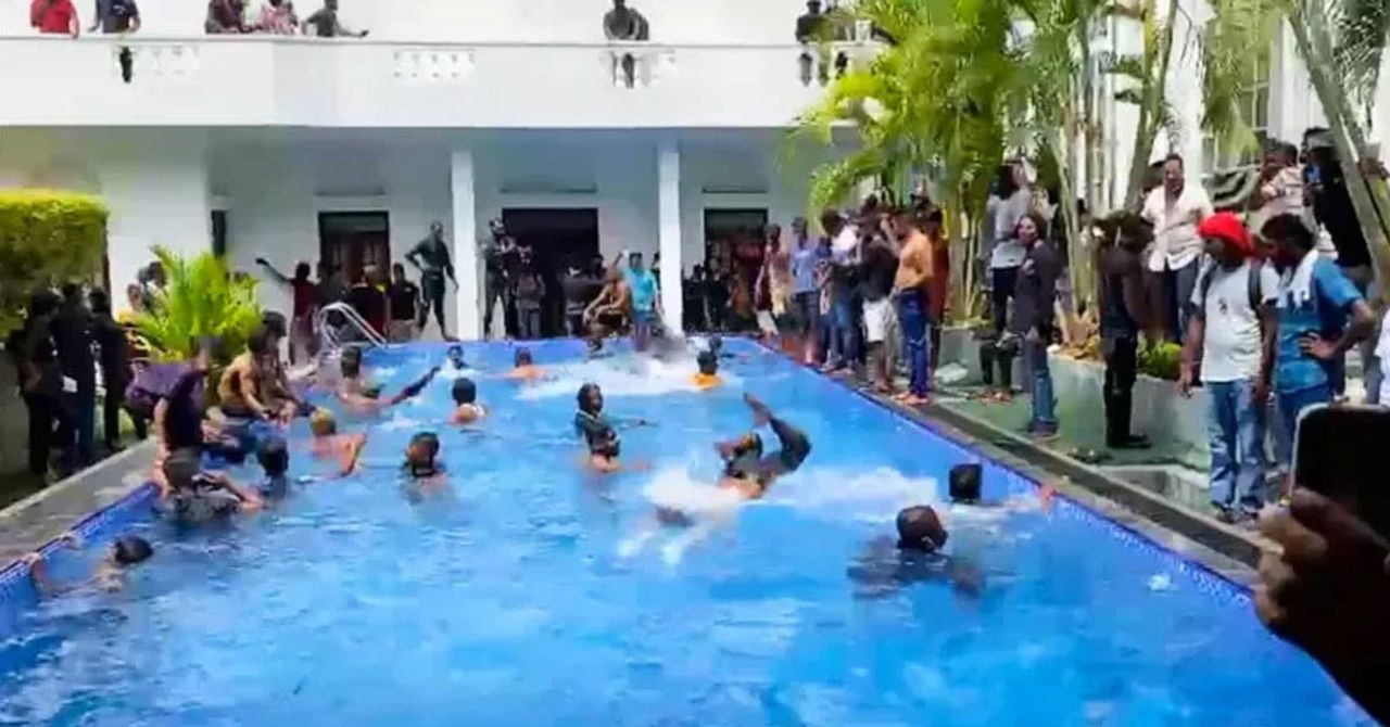 Cumhurbaşkanı güvenli bir yere yerleştirildi Cumhurbaşkanı güvenli bir yere yerleştirildi
