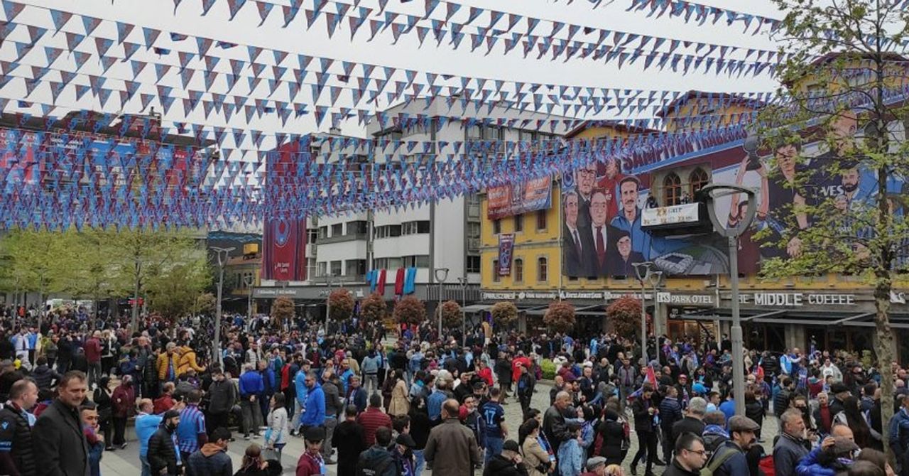Cumhurbaşkanı Recep Tayyip Erdoğan telefon bağlantısıyla Trabzonspor taraftarını tebrik etti!
