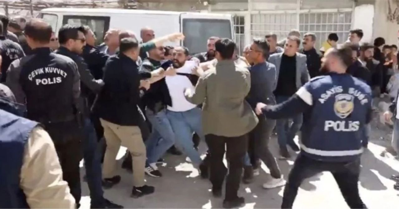 DEM Partililerden skandal provakasyon: Oy vermeye giden polisleri hedef aldılar DEM Partililerden skandal provakasyon: Oy vermeye giden polisleri hedef aldılar