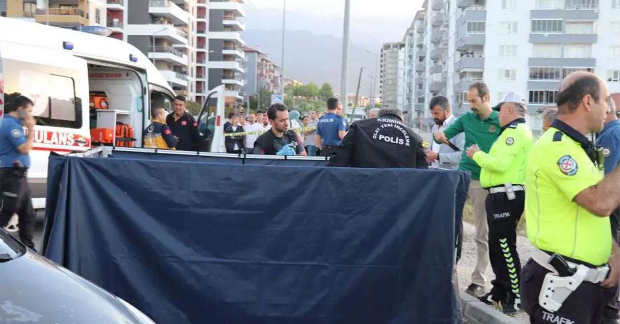 Denizli’nin Merkezefendi İlçesi’nde U dönüşü yapmak isteyen şoför, 18 yaşındaki gencin kullandığı motorsikletle kafa kafaya geldi. Genç, yaşamını yitirdi. Denizli’nin Merkezefendi İlçesi’nde U dönüşü yapmak isteyen şoför, 18 yaşındaki gencin kullandığı motorsikletle kafa kafaya geldi. Genç, yaşamını yitirdi.