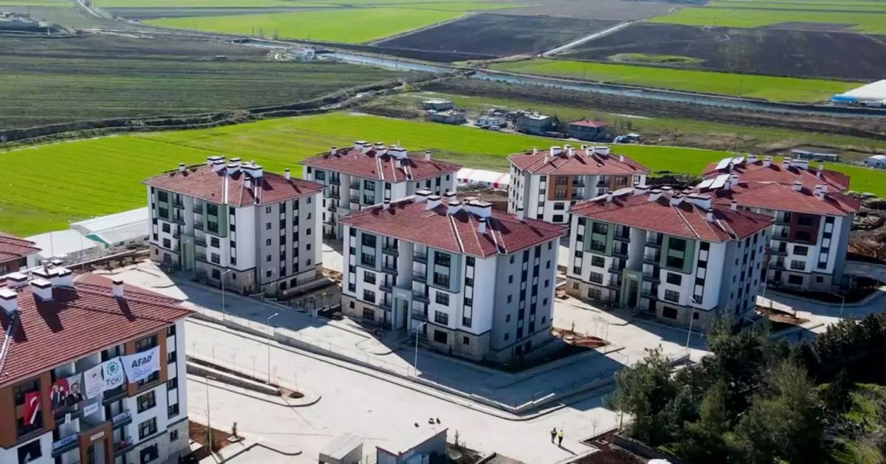 Deprem konutları inşası bayramda da devam etti: 110 bin personel gece gündüz çalıştı Deprem konutları inşası bayramda da devam etti: 110 bin personel gece gündüz çalıştı