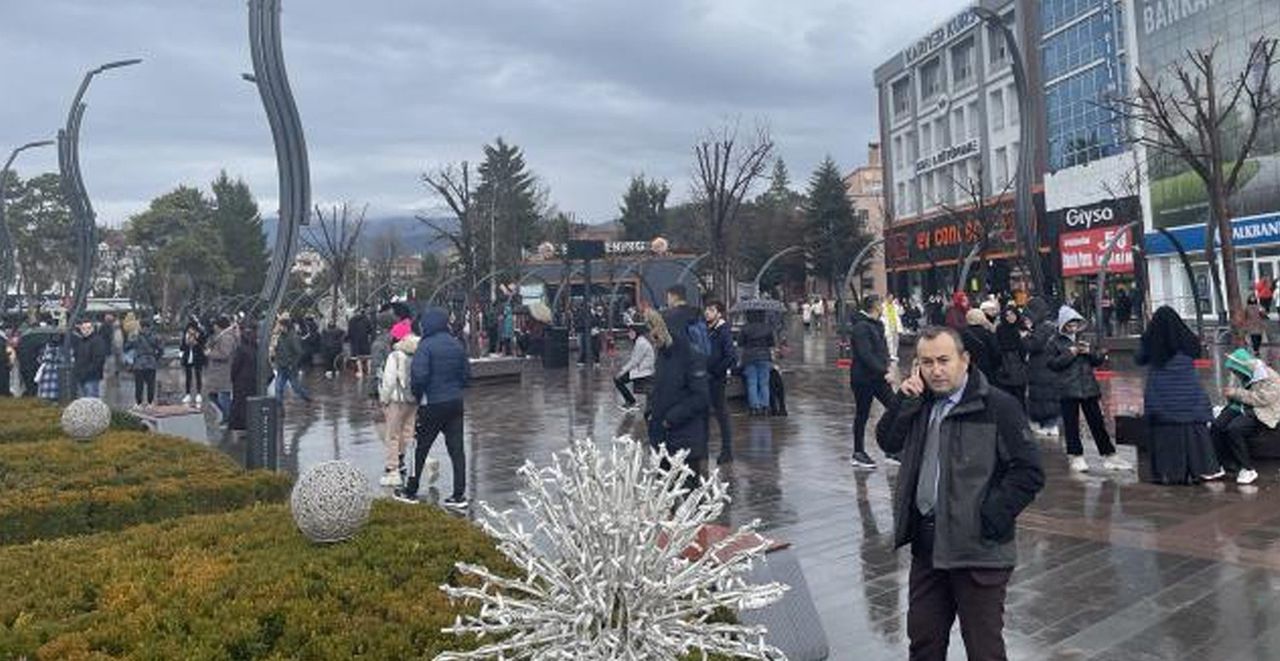 Deprem sonrası halk sokağa akın etti Deprem sonrası halk sokağa akın etti
