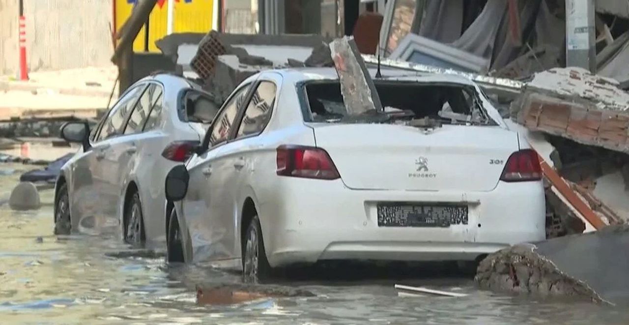 Depremin ardından sular yükseldi Depremin ardından sular yükseldi