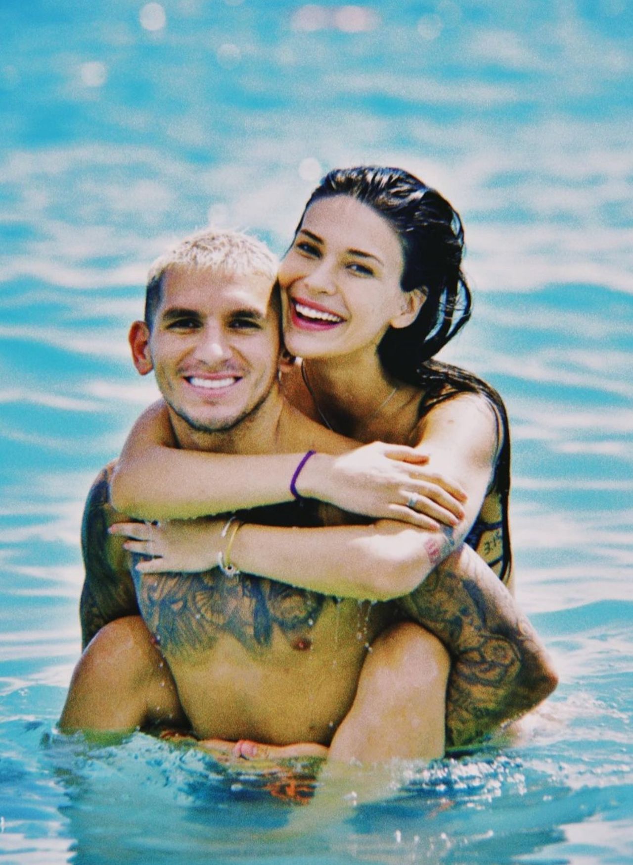 Devrim Özkan ile Lucas Torreira’dan samimi poz: Havuz başında aşk fotoğrafı verdiler Devrim Özkan ile Lucas Torreira’dan samimi poz: Havuz başında aşk fotoğrafı verdiler