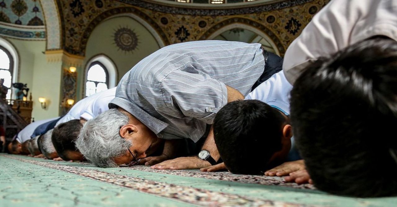 Diyanet’ten Ramazan Bayramı açıklaması: Bayram namazı evde tek başına kılınır mı? Diyanet’ten Ramazan Bayramı açıklaması: Bayram namazı evde tek başına kılınır mı?