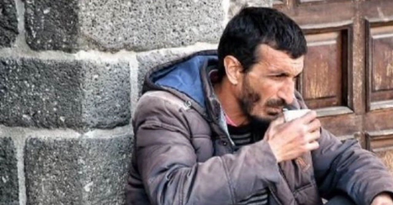 Diyarbakırlı Ramazan Pişkin, tanınan adıyla ‘‘Filozof Ramazan’’ Fatih’te işlettiği çay ocağında bıçaklı saldırı sonrası hayatını kaybetmişti. Sanık Erkan Baykut hakkında ‘‘Kasten öldürme’’ suçundan müebbet hapis istemiyle dava açıldı. Diyarbakırlı Ramazan Pişkin, tanınan adıyla ‘‘Filozof Ramazan’’ Fatih’te işlettiği çay ocağında bıçaklı saldırı sonrası hayatını kaybetmişti. Sanık Erkan Baykut hakkında ‘‘Kasten öldürme’’ suçundan müebbet hapis istemiyle dava açıldı.