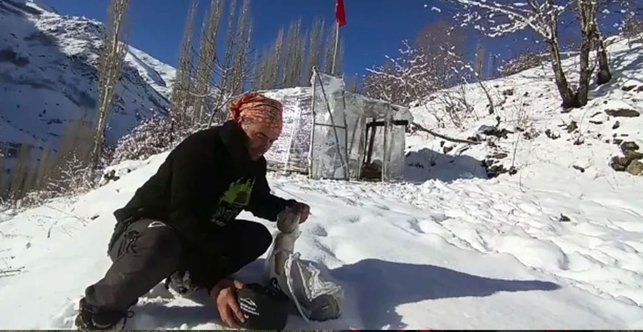 Doğada tek başına yaşıyor Doğada tek başına yaşıyor
