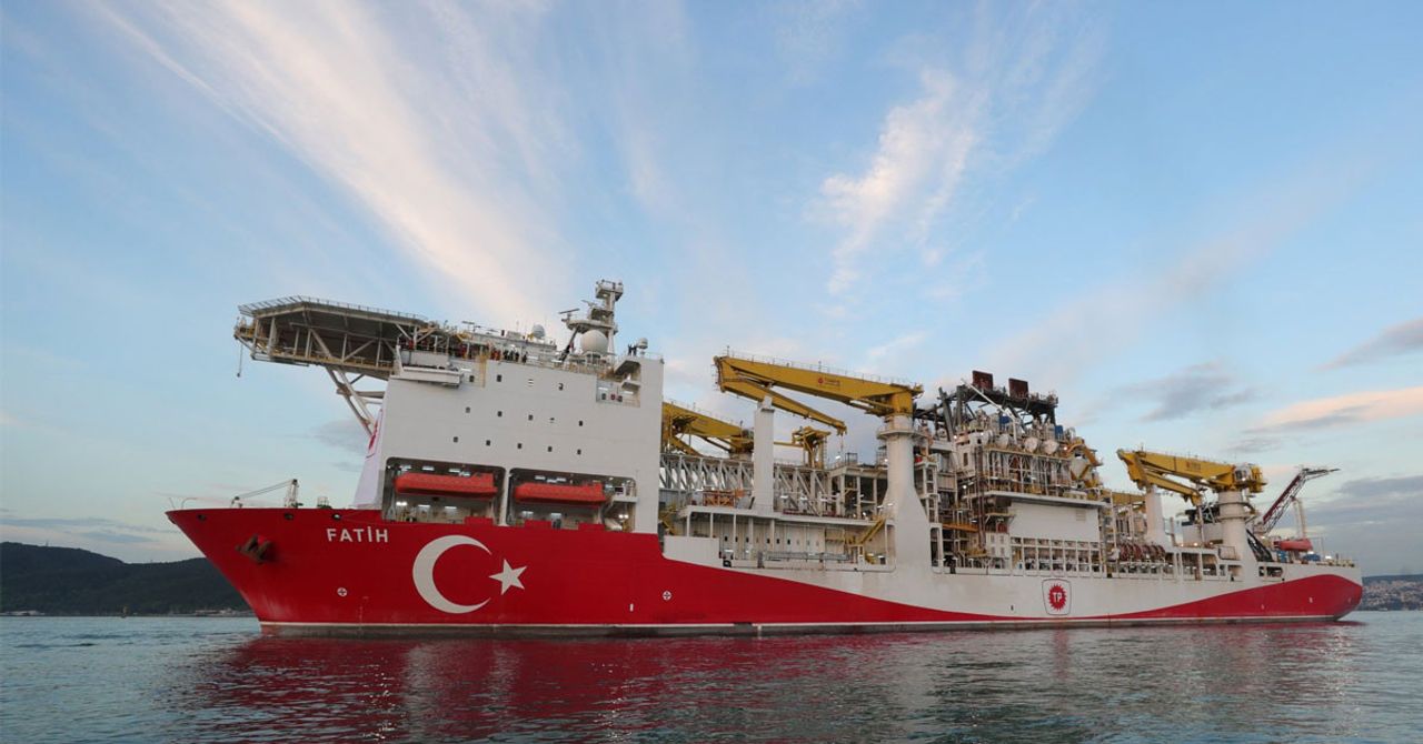 Doğal gaz arayışı için çalışmalarının başlandığını belirten, Enerji ve Tabii Kaynaklar Bakanı Bayraktar, Göktepe-1 kuyusunda sondaja başlandığını duyurdu. Doğal gaz arayışı için çalışmalarının başlandığını belirten, Enerji ve Tabii Kaynaklar Bakanı Bayraktar, Göktepe-1 kuyusunda sondaja başlandığını duyurdu.