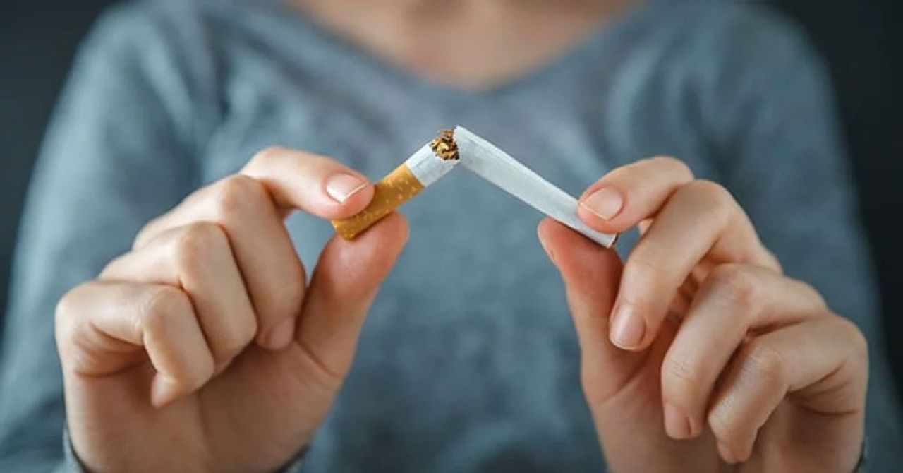 Doktorların ısrarla üzerinde durduğu konuların başında sigara geliyor. Bu sigara kullanımını kısıtlama konusunda radikal karar alan ülkelerin başında ise İngiltere geliyor. İngiltere’nin ‘‘sigarasız nesil’’ yasası parlamentoya geldi. Yeni yasa kararına göre, 1 Ocak 2009’dan sonra doğanlara sigara satışı yasak getirildi. Doktorların ısrarla üzerinde durduğu konuların başında sigara geliyor. Bu sigara kullanımını kısıtlama konusunda radikal karar alan ülkelerin başında ise İngiltere geliyor. İngiltere’nin ‘‘sigarasız nesil’’ yasası parlamentoya geldi. Yeni yasa kararına göre, 1 Ocak 2009’dan sonra doğanlara sigara satışı yasak getirildi.