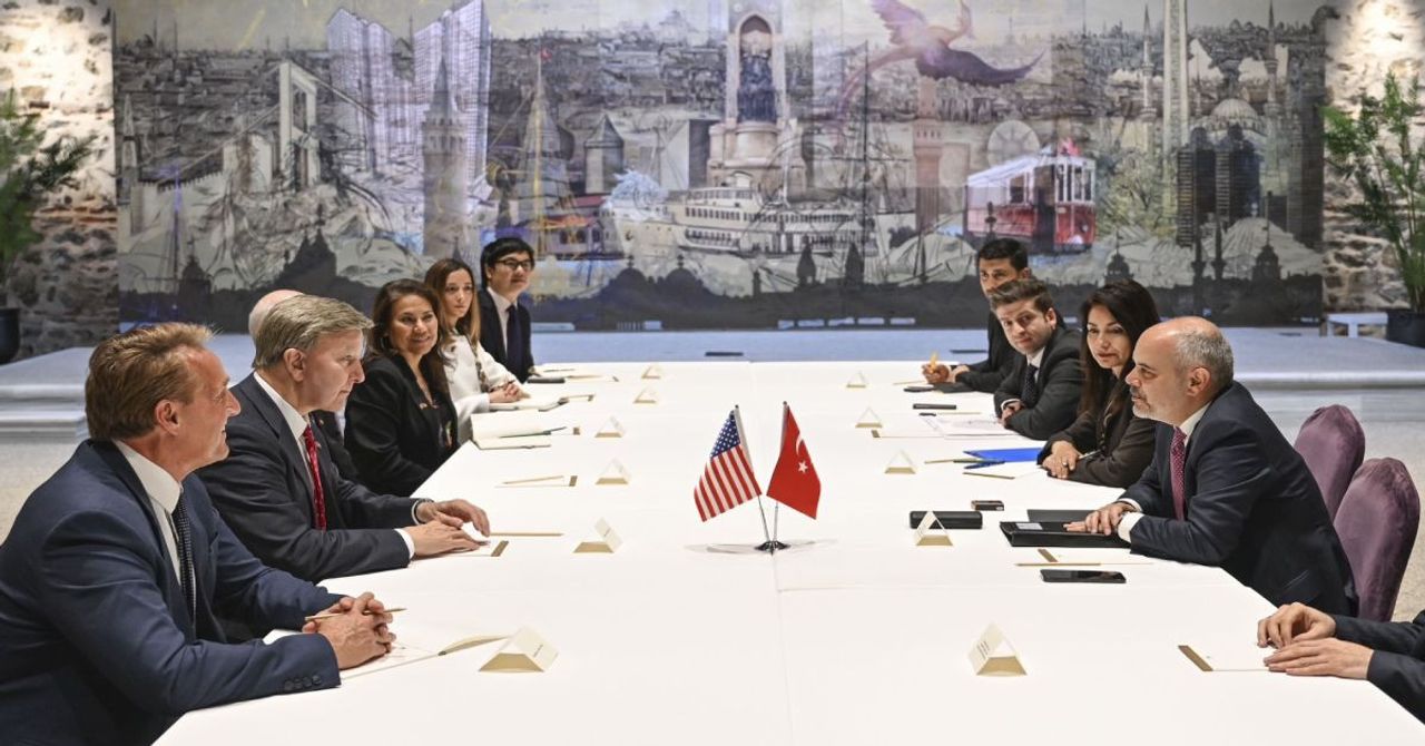 Dolmabahçe’de kritik güvenlik zirvesi: Türkiye ile ABD bir araya geldi Dolmabahçe’de kritik güvenlik zirvesi: Türkiye ile ABD bir araya geldi
