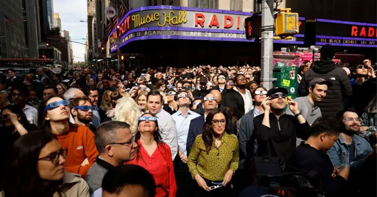 Dün gece Türkiye saati ile 21.07’de Kuzey Amerika’da tam güneş tutulması, gerçekleşti. Meksika, ABD ve Kanada kentlerini sırasıyla dolaşarak on milyonlarca kişiye unutamayacakları anlar ve muhteşem görüntülere şahitlik etti.