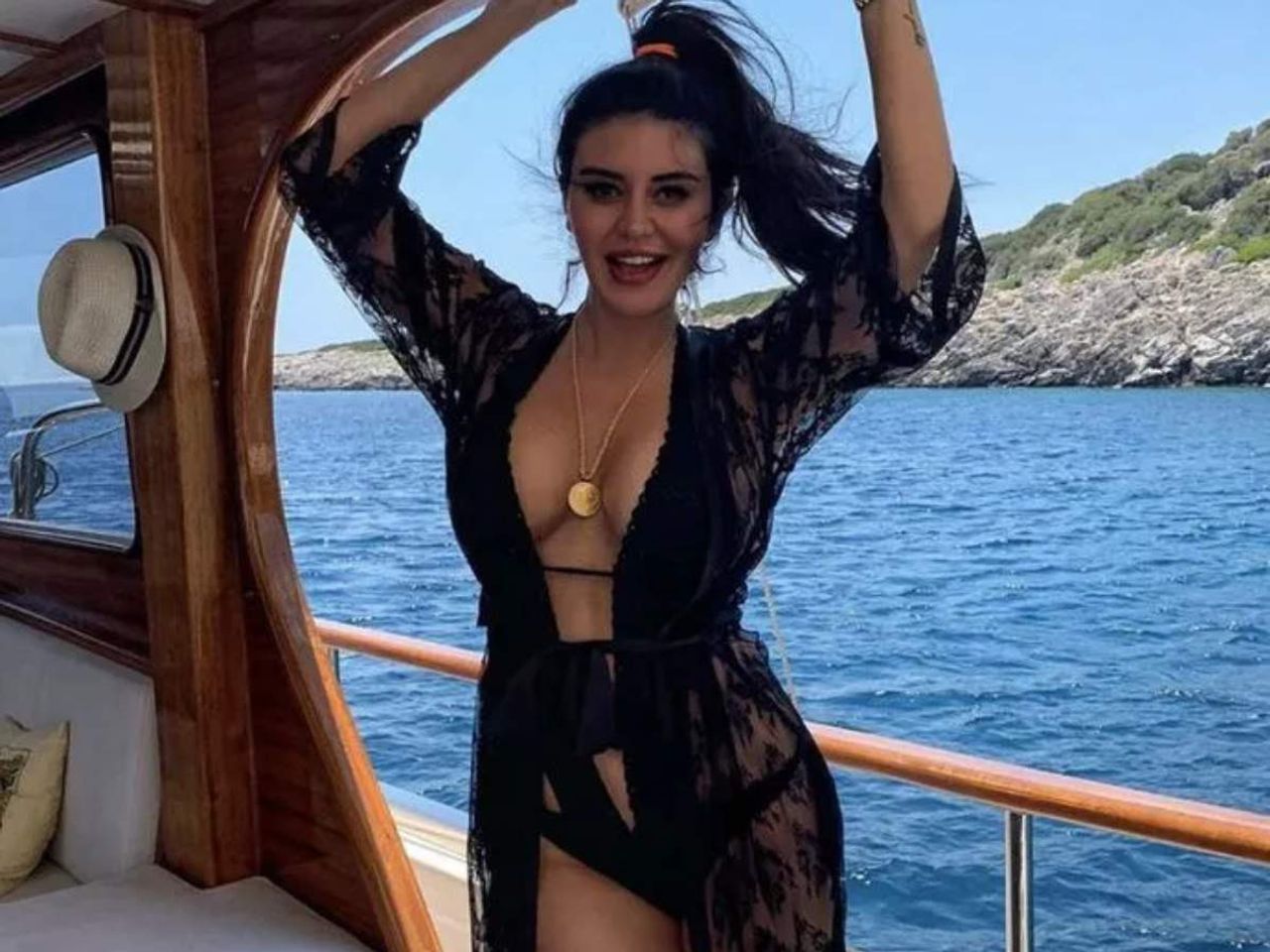 ebru polat iç çamaşırsız paylaşım