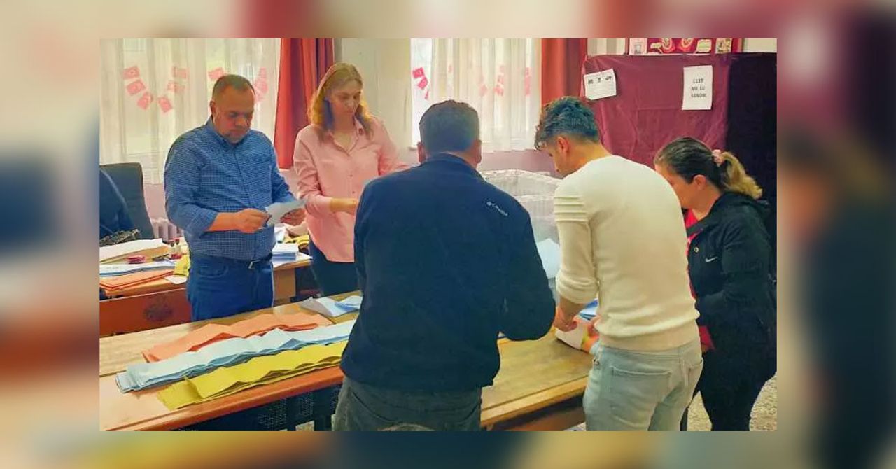 Edirne’de akıllara durgunluk veren bir olay yaşandı. 31 Mart seçim günü temizlik görevlisi, henüz sayılmayan muhtarlık oylarını çöpe atması sebebiyle seçimin yenilenmesi kararı alındı. Edirne’de akıllara durgunluk veren bir olay yaşandı. 31 Mart seçim günü temizlik görevlisi, henüz sayılmayan muhtarlık oylarını çöpe atması sebebiyle seçimin yenilenmesi kararı alındı.