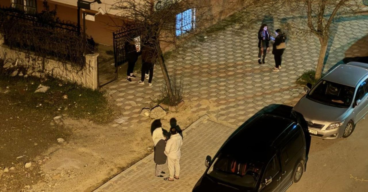 Elazığ’da şiddetli deprem: Vatandaşlar sokağa döküldü! Valilikten açıklama geldi Elazığ’da şiddetli deprem: Vatandaşlar sokağa döküldü! Valilikten açıklama geldi