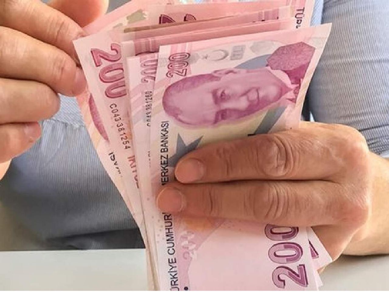 Emekli maaşlarını taşıyanlara ek ödeme başladı Emekli maaşlarını taşıyanlara ek ödeme başladı