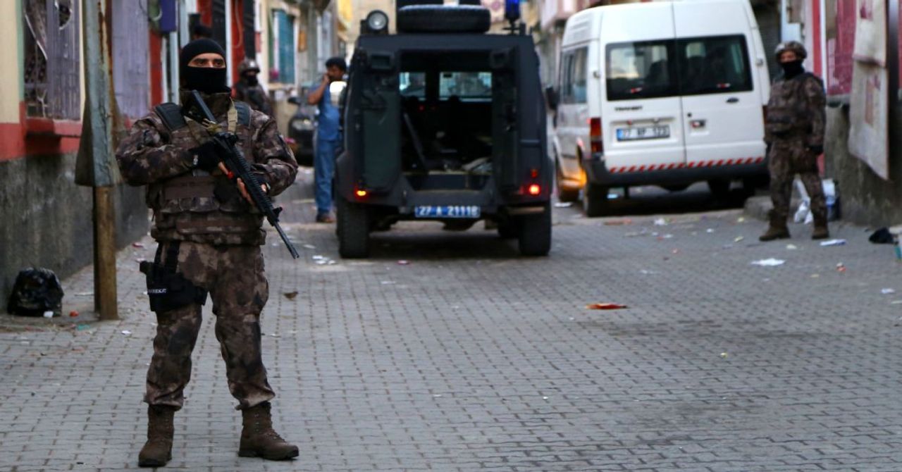 Emniyet ve Jandarmadan ortak operasyon: 6 ilde çok sayıda gözaltı var Emniyet ve Jandarmadan ortak operasyon: 6 ilde çok sayıda gözaltı var
