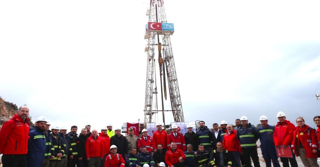 Enerji Bakanı Bayraktar duyurdu: Koca Yusuf TP1500 Gabar’da sondaja başladı Enerji Bakanı Bayraktar duyurdu: Koca Yusuf TP1500 Gabar’da sondaja başladı