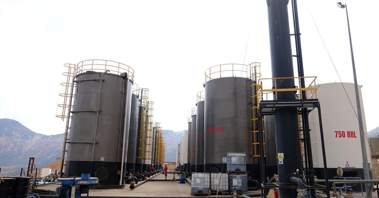 Enerji ve Tabii Kaynaklar Bakanı Alparslan Bayraktar, doğal gaz ve petrol günlük üretiminde rekor seviyeye ulaştığını açıkladı. 40 bin varili aştığını duyuran Bayraktar, Gabar petrolünde hedefi 2024 yılı sonuna kadar günlük 100 bin varile çıkarmayı hedeflediklerini belirtti.