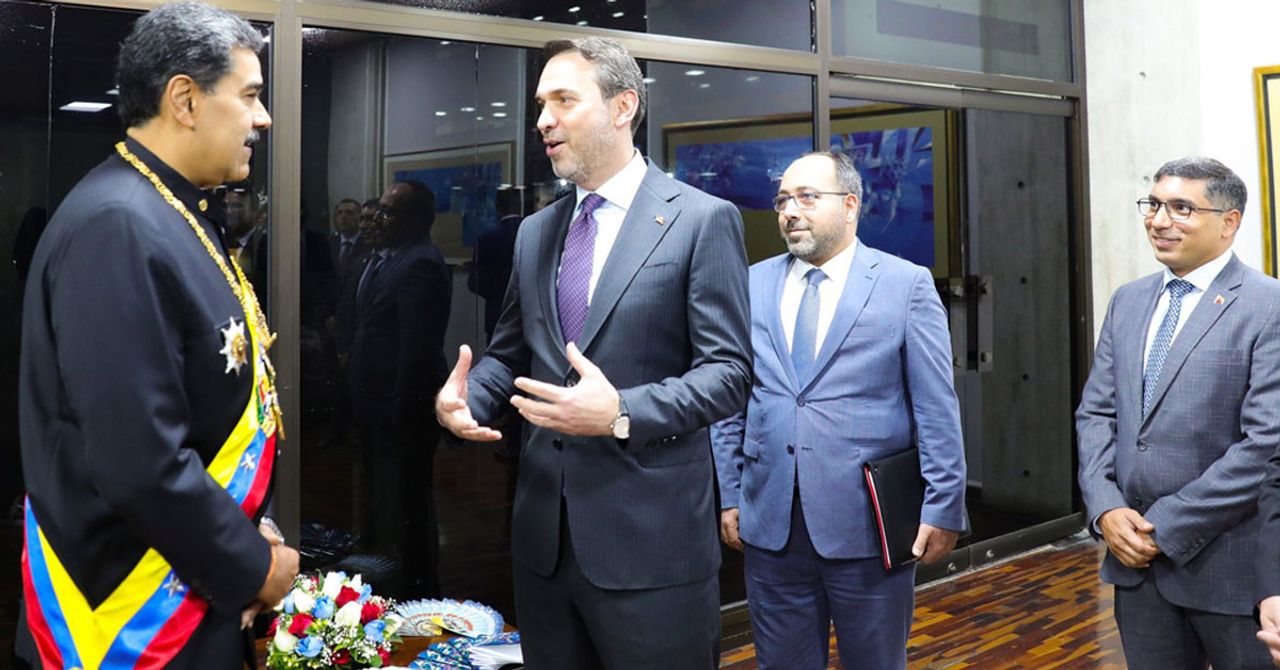 Enerji ve Tabii Kaynakları Bakanı Alparslan Bayraktar ve Venezuela Lideri Maduro bir araya geldi Enerji ve Tabii Kaynakları Bakanı Alparslan Bayraktar ve Venezuela Lideri Maduro bir araya geldi