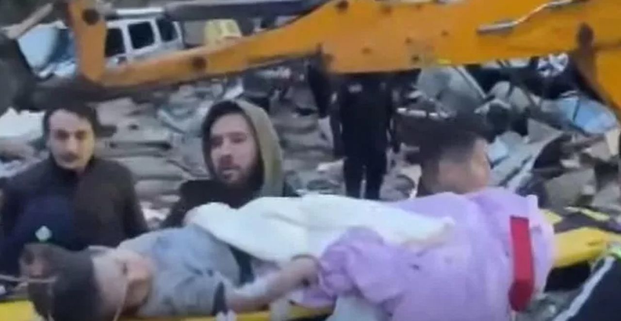 Enkaz altından çocuklar çıkartıldı Enkaz altından çocuklar çıkartıldı