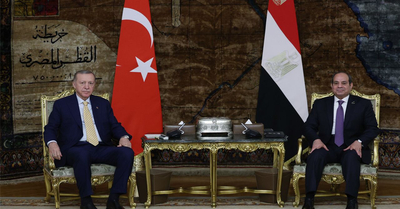 Erdoğan mısır dönüşü uçakta gazetecilerin sorularını yanıtladı Erdoğan mısır dönüşü uçakta gazetecilerin sorularını yanıtladı