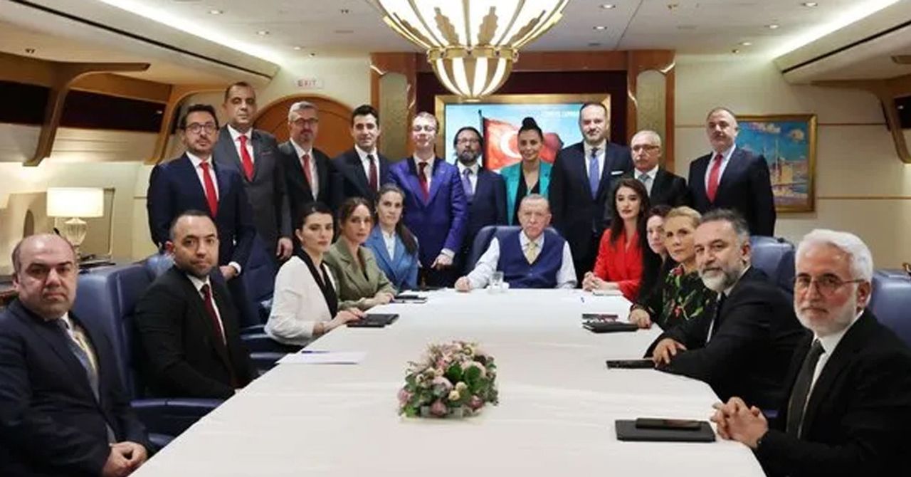 Erdoğan mısır dönüşü uçakta gazetecilerin sorularını yanıtladı Erdoğan mısır dönüşü uçakta gazetecilerin sorularını yanıtladı
