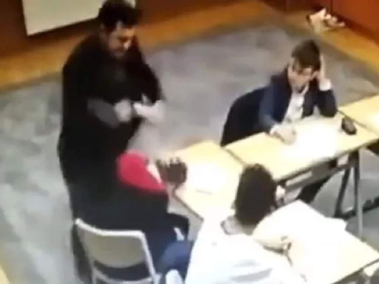 Esenlerde şiddet uygulayan görevli Esenlerde şiddet uygulayan görevli
