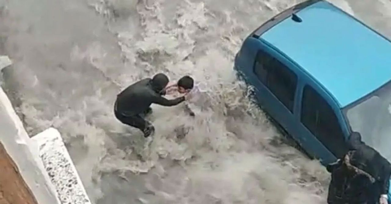 Esenyurt ta bir kişi sele kapıldı Esenyurt ta bir kişi sele kapıldı