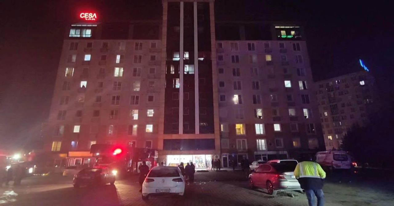 Esenyurt’ta 11 katlı rezidansta yangın: 40 kişi itfaiye ekiplerince kurtarıldı Esenyurt’ta 11 katlı rezidansta yangın: 40 kişi itfaiye ekiplerince kurtarıldı