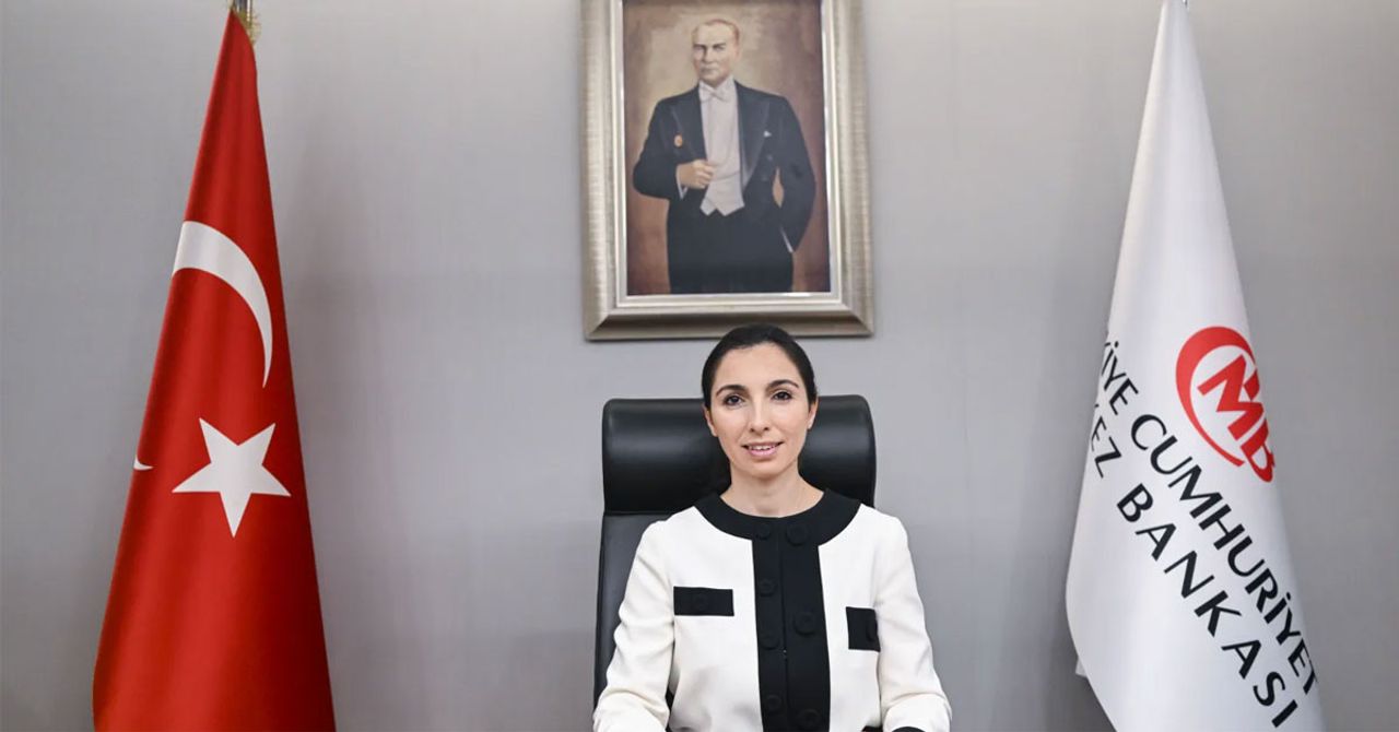 Eski Merkez Bankası Başkanı Hafize Gaye Erkan, ani istifası gündemde çok konuşulmuştu. İstifanın yankıları devam ederken, yeni bir iddia daha gündeme geldi. Cumhuriyet yazarı Barış Pehlivan, Cumhurbaşkanı Erdoğan’ın, Erkan’a yeni bir görev vereceği vaadinde bulunduğunu ileri sürdü. Eski Merkez Bankası Başkanı Hafize Gaye Erkan, ani istifası gündemde çok konuşulmuştu. İstifanın yankıları devam ederken, yeni bir iddia daha gündeme geldi. Cumhuriyet yazarı Barış Pehlivan, Cumhurbaşkanı Erdoğan’ın, Erkan’a yeni bir görev vereceği vaadinde bulunduğunu ileri sürdü.