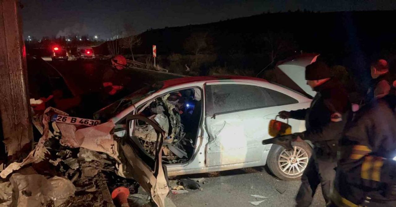Eskişehir’de korkunç kaza: 190 km hızla direğe çarparak can verdi Eskişehir’de korkunç kaza: 190 km hızla direğe çarparak can verdi
