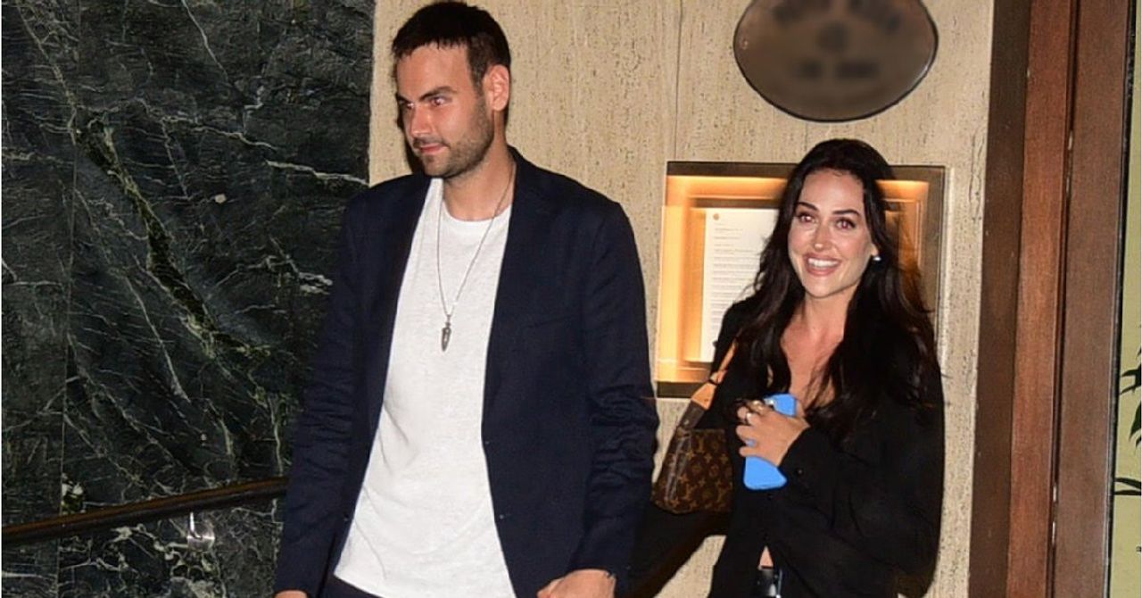 Esra Bilgiç yeni aşkıyla ele ele: ‘’Her şey yolunda’’ Esra Bilgiç yeni aşkıyla ele ele: ‘’Her şey yolunda’’