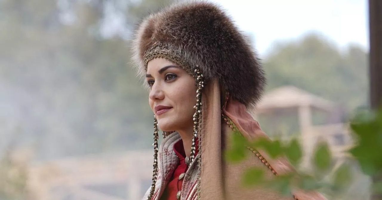 Fahriye Evcen Alpaslan Büyükselçukluı dizisinden ayrıldı mı? Fahriye Evcen Alpaslan Büyükselçukluı dizisinden ayrıldı mı?