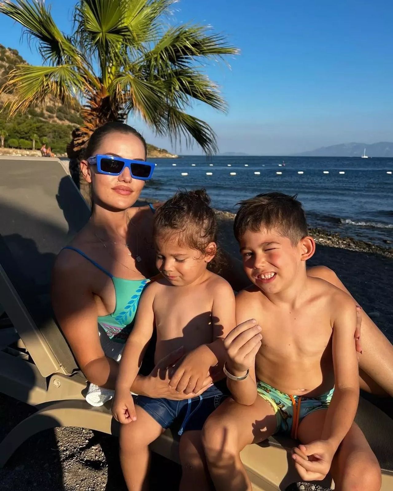 Fahriye Evcen’in tatil aşkı bitmiyor: Oğulları Karan ve Kerem ile plaj pozu Fahriye Evcen’in tatil aşkı bitmiyor: Oğulları Karan ve Kerem ile plaj pozu