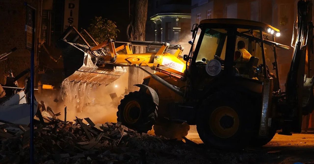 Fatih’te 3 katlı bina çöktü: Vatandaşlar deprem sanıp dışarıya fırladı Fatih’te 3 katlı bina çöktü: Vatandaşlar deprem sanıp dışarıya fırladı
